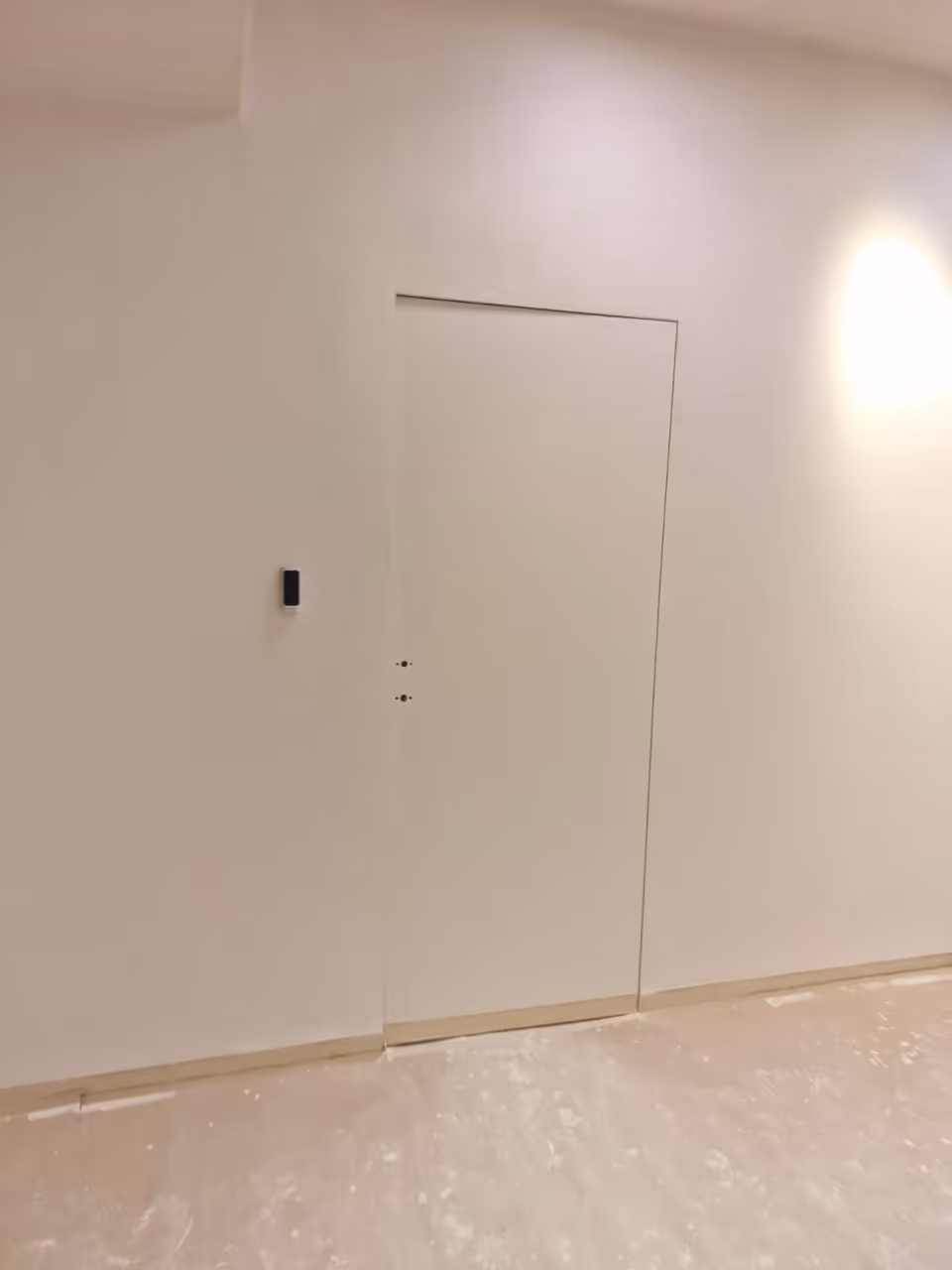 Spațiu comercial finalizat — ușă ascunsă